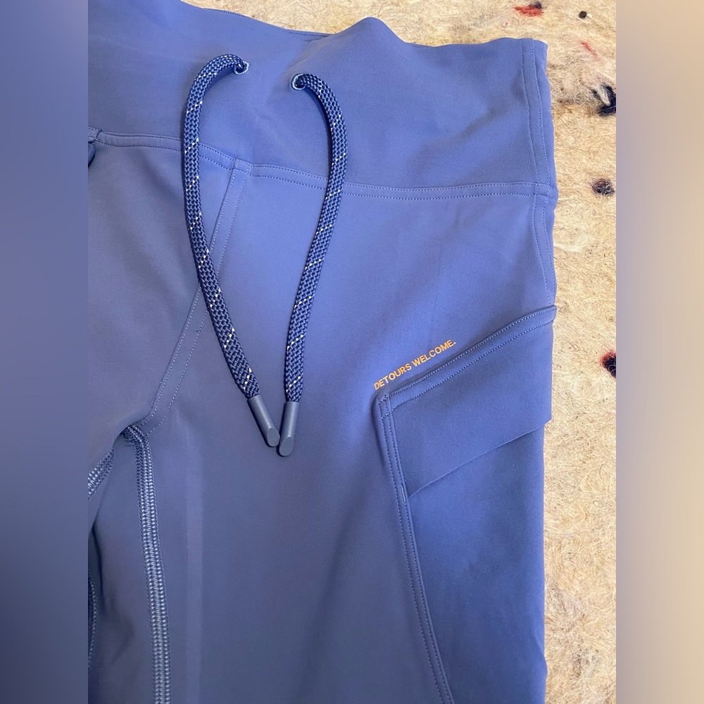 Lululemon Athletica Super High Rise SHR Cargo Hiking Tight 25” in “Chai” size 6 - Picture 3 of 7